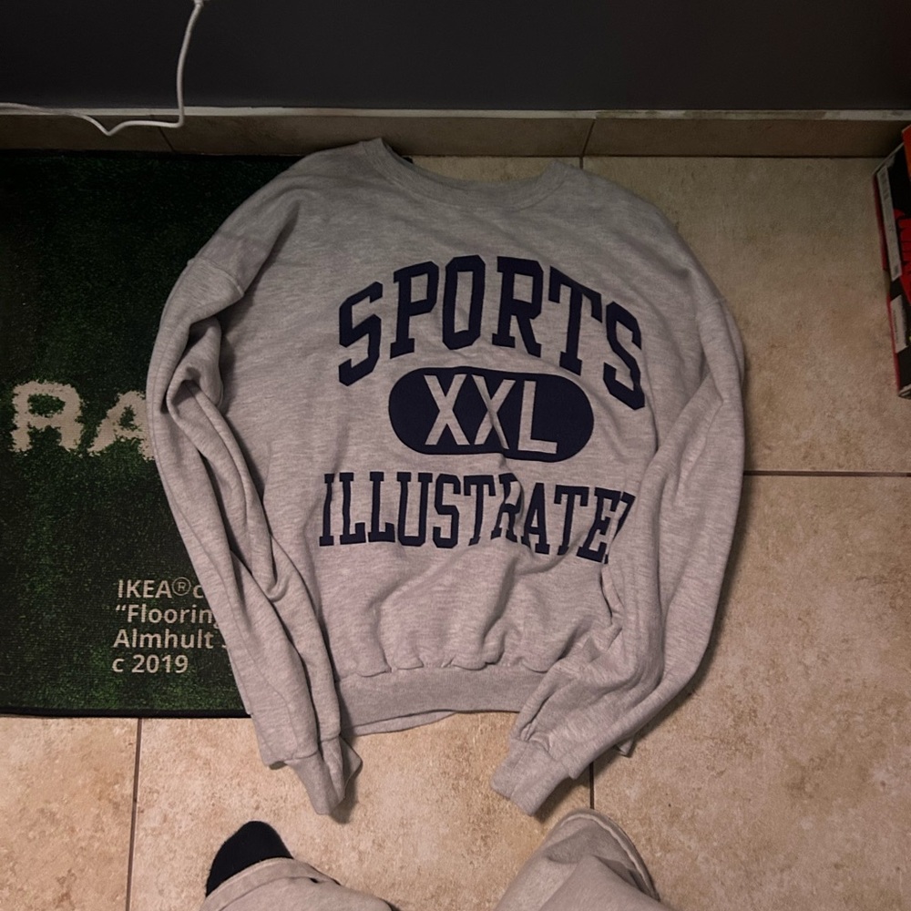 grey crewneck